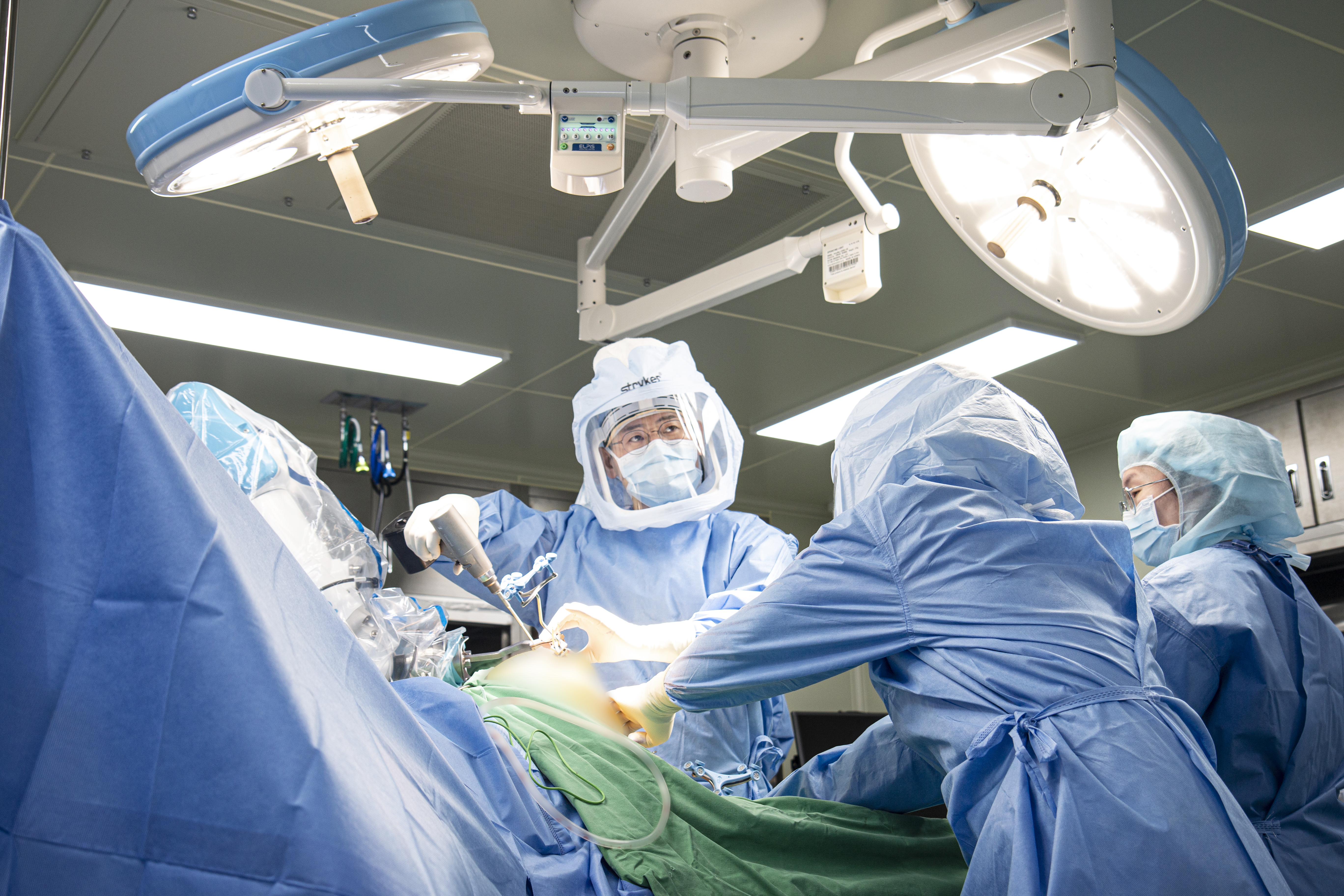 Dr. Younggon Na performing knee surgery
